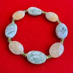 Elegant Green and Cream Beaded Bracelet